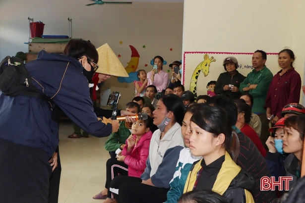 Hơn 17,6 tỷ đồng được ca sỹ Thủy Tiên trao cho người dân Hà Tĩnh