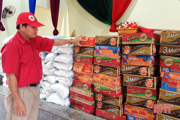 Nhiều món quà đến với người dân vùng lũ Hương Sơn