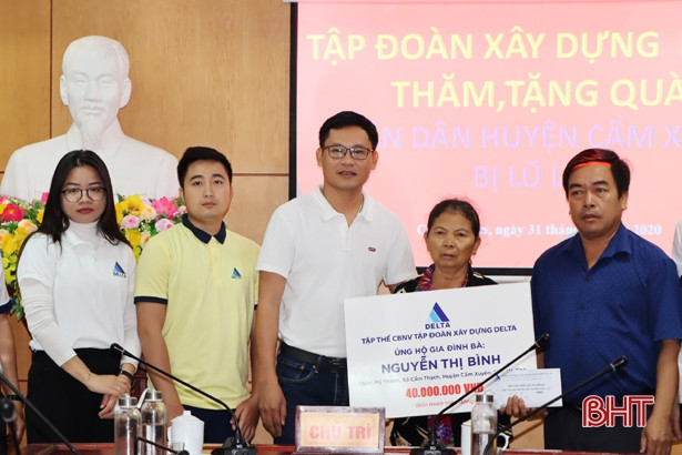 Tập đoàn Delta Hà Nội hỗ trợ người dân vùng lũ Cẩm Xuyên 500 triệu đồng