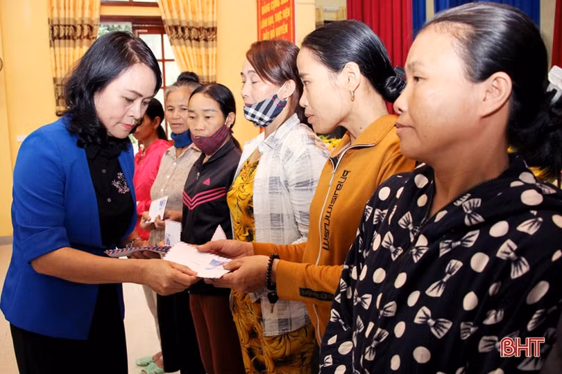 Phó Chủ tịch Thường trực HĐND tỉnh Nguyễn Thị Nữ Y trao quà hỗ trợ đồng bào vùng lũ