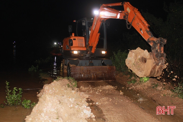 Hàng trăm người dân Thượng Lộc đắp đê trong đêm, ngăn nước thượng nguồn gây ngập lụt