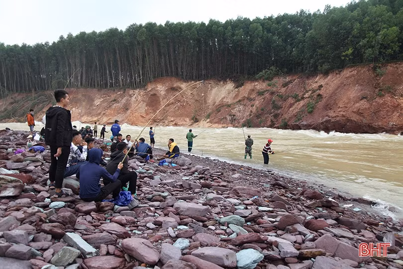 Liều mình bắt cá giữa dòng nước cuồn cuộn khi hồ Kẻ Gỗ xả lũ