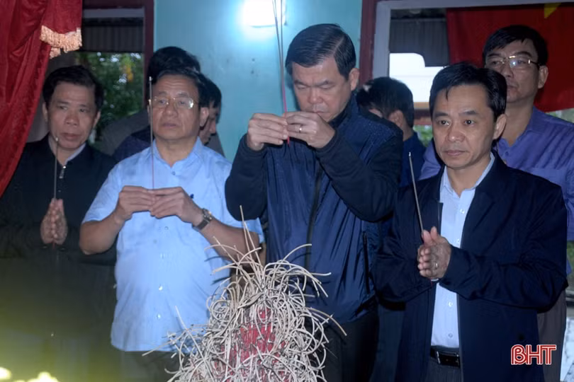 Phó Trưởng ban Dân vận Trung ương thăm hỏi đồng bào vùng lũ Hà Tĩnh