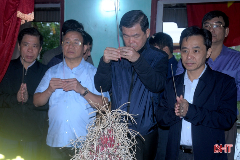 Phó Trưởng ban Dân vận Trung ương thăm hỏi đồng bào vùng lũ Hà Tĩnh