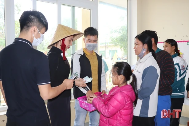 Hơn 17,6 tỷ đồng được ca sỹ Thủy Tiên trao cho người dân Hà Tĩnh