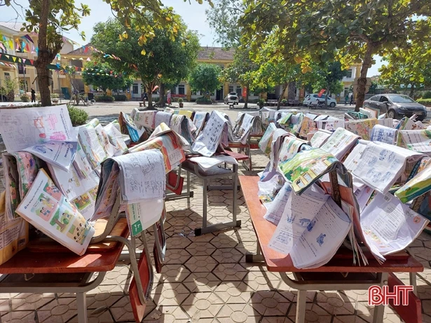Học sinh vùng ngập nặng ở Hà Tĩnh nhận sách vở mới ngay khi đi học trở lại