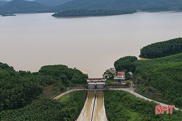 Hồ Kẻ Gỗ tăng lưu lượng xả tràn lên 100 - 300m<sup>3</sup>/s từ 6 giờ sáng nay