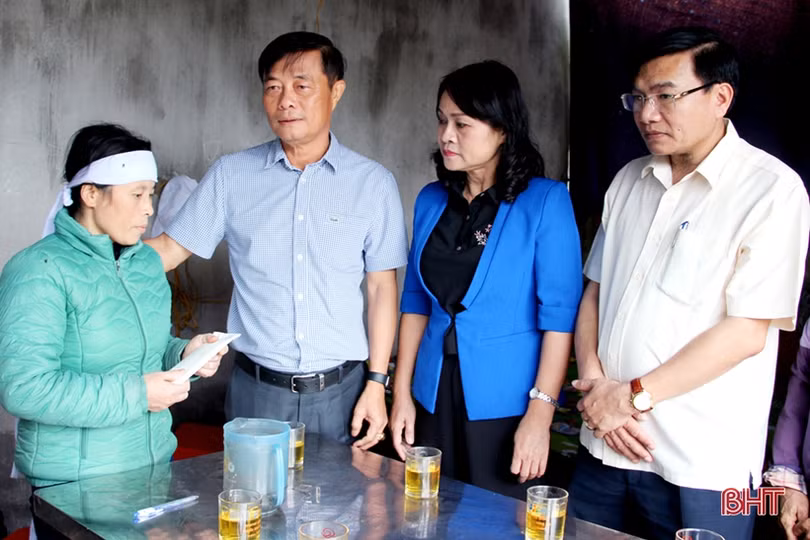 Phó Chủ tịch Thường trực HĐND tỉnh Nguyễn Thị Nữ Y trao quà hỗ trợ đồng bào vùng lũ