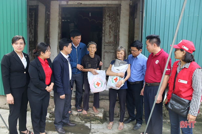 Phó Bí thư Tỉnh ủy Hà Tĩnh thăm hỏi, tặng quà người dân huyện Thạch Hà, Cẩm Xuyên