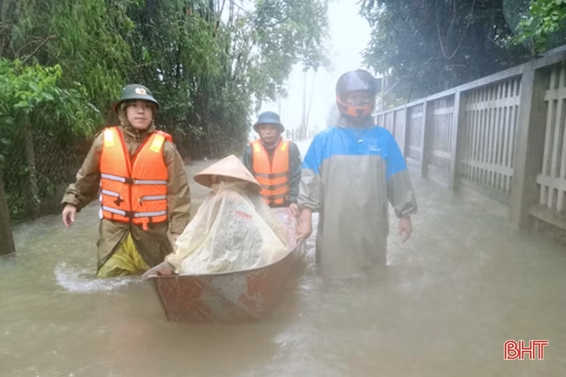 Người dân Hà Tĩnh chung sức, đồng lòng vượt qua lũ dữ