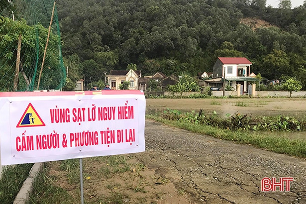 Mưa lớn và lốc xoáy gây sạt lở hàng trăm m<sup>3</sup> đất, tốc mái 9 nhà dân ở Nghi Xuân