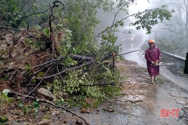 Mưa lớn gây sạt lở 18 điểm trên Quốc lộ 8A ở Hà Tĩnh