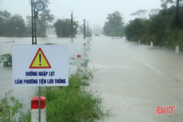Quốc lộ 1A đoạn qua Hà Tĩnh ngập sâu