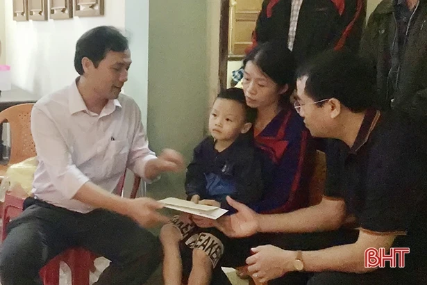 Bí thư Tỉnh ủy Hoàng Trung Dũng tặng quà cho bà con vùng ngập lụt ở Lộc Hà