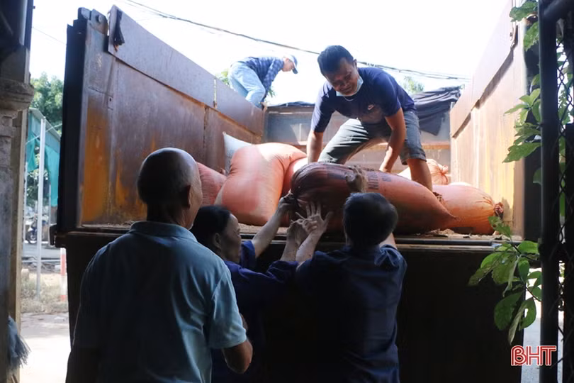 “Người vận chuyển miễn phí” giữa mùa lũ dữ ở Hà Tĩnh