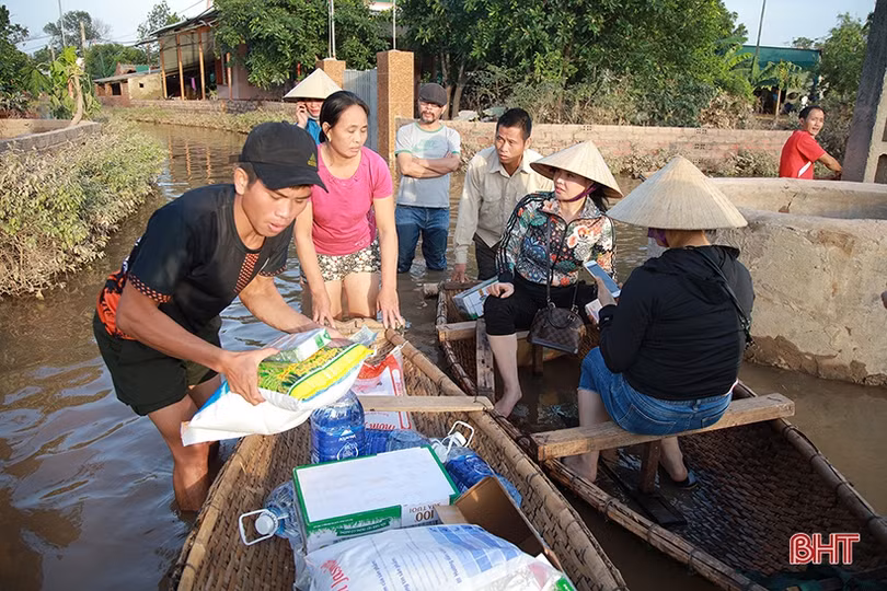 “Sao Mai” Trần Thụy Miên lội nước trao quà hỗ trợ lũ lụt ở quê nhà Hà Tĩnh