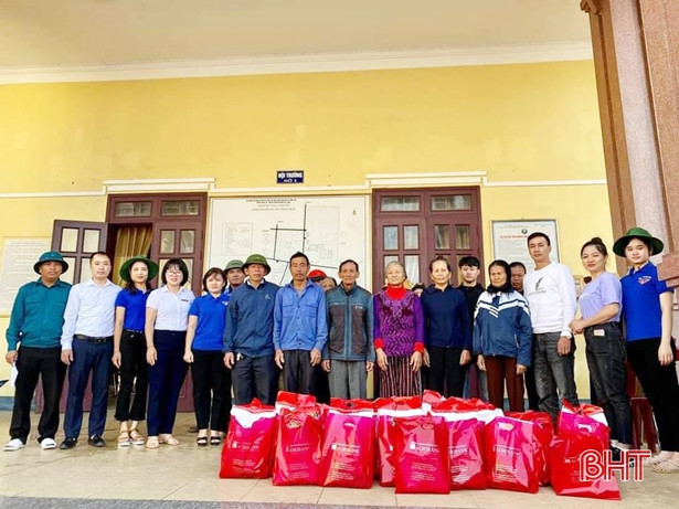 Công đoàn - Đoàn Thanh niên Agribank Hà Tĩnh hỗ trợ 150 triệu đồng giúp đồng bào lũ lụt
