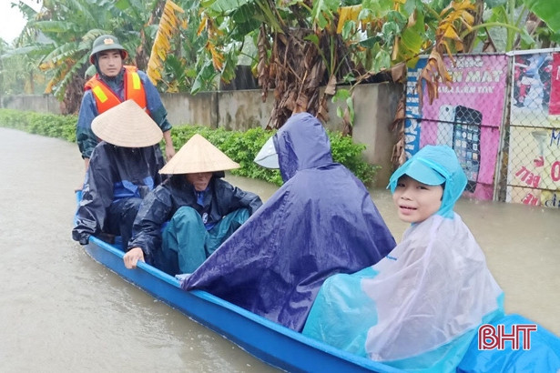 Công an xã ở Hà Tĩnh kéo thuyền đưa bệnh nhân ung thư đi cấp cứu