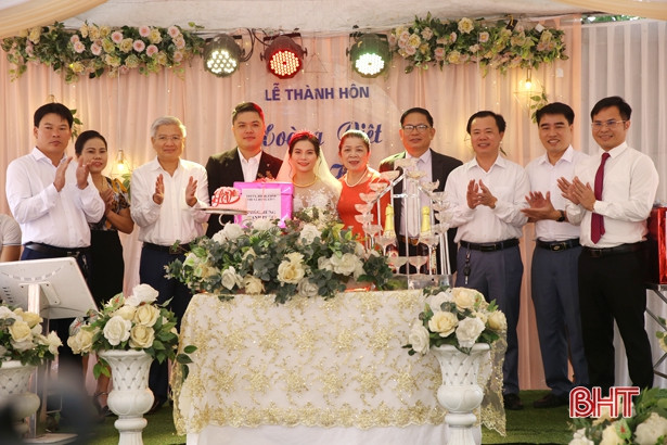 Cặp đôi trẻ ở Hà Tĩnh cưới “văn minh tiết kiệm”