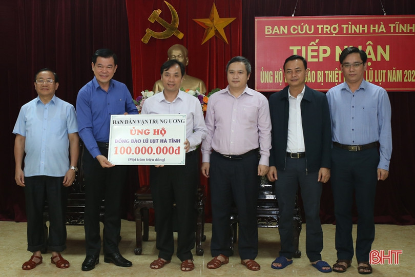 Phó Trưởng ban Dân vận Trung ương trao hỗ trợ, thăm hỏi đồng bào vùng lũ Hà Tĩnh