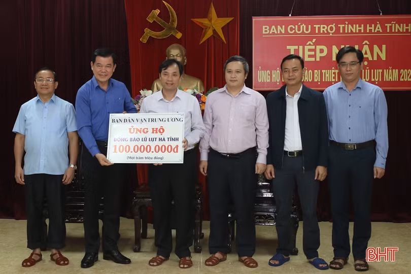 Phó Trưởng ban Dân vận Trung ương trao hỗ trợ, thăm hỏi đồng bào vùng lũ Hà Tĩnh