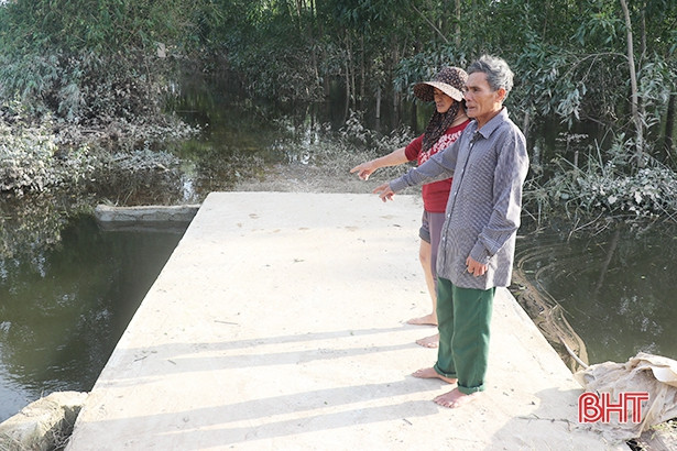 Vợ chồng ca sĩ Thủy Tiên trao hỗ trợ 200 triệu cho hộ chăn nuôi trắng tay sau lũ ở Hà Tĩnh