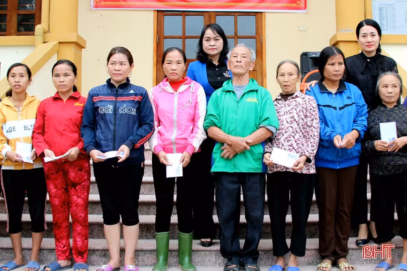 Phó Chủ tịch Thường trực HĐND tỉnh Nguyễn Thị Nữ Y trao quà hỗ trợ đồng bào vùng lũ