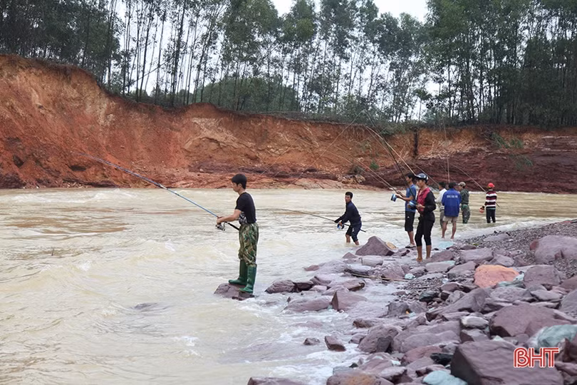 Liều mình bắt cá giữa dòng nước cuồn cuộn khi hồ Kẻ Gỗ xả lũ