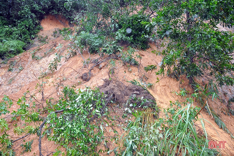 Toàn cảnh sạt lở đất khiến Quốc lộ 15A đoạn qua Hương Khê tê liệt