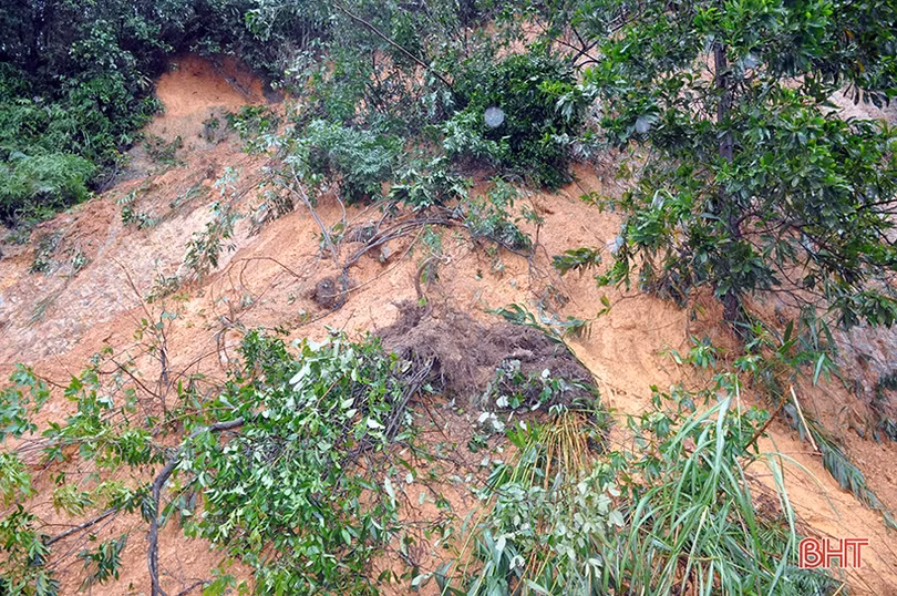 Toàn cảnh sạt lở đất khiến Quốc lộ 15A đoạn qua Hương Khê tê liệt