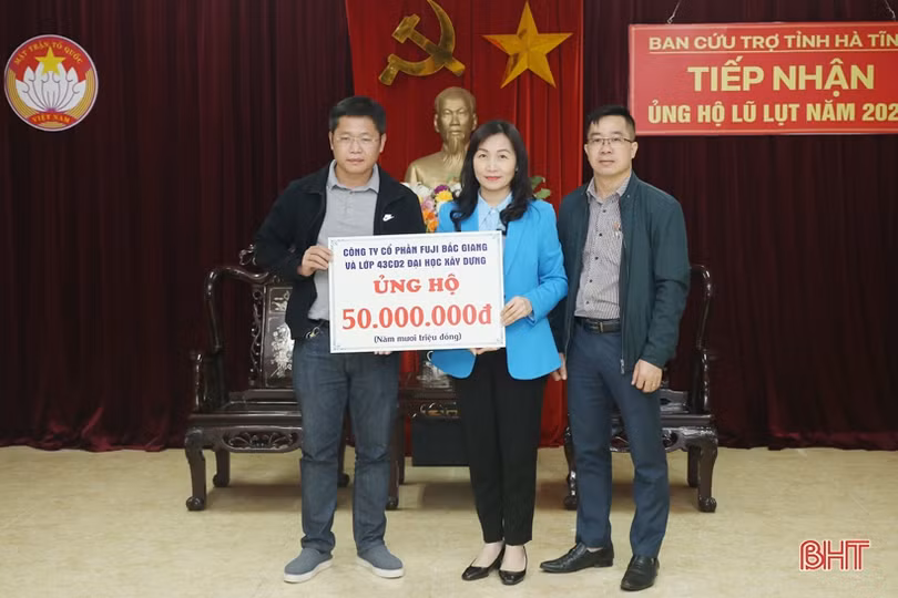 1.105 tổ chức, cá nhân ủng hộ đồng bào vùng lũ Hà Tĩnh hơn 74 tỷ đồng