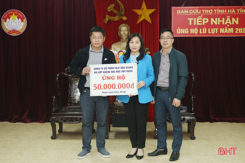 1.105 tổ chức, cá nhân ủng hộ đồng bào vùng lũ Hà Tĩnh hơn 74 tỷ đồng