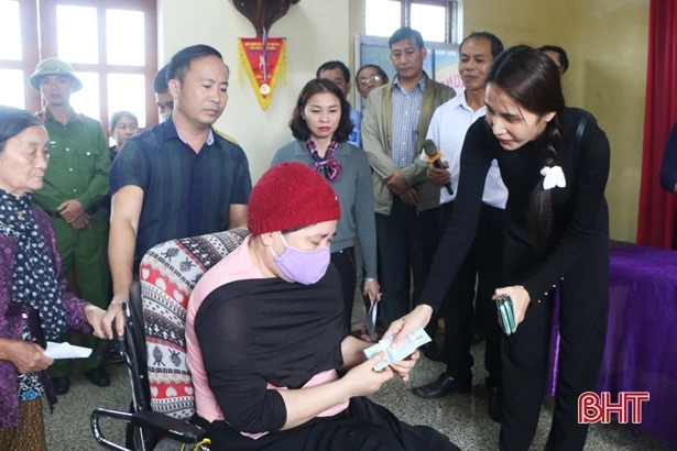Hơn 17,6 tỷ đồng được ca sỹ Thủy Tiên trao cho người dân Hà Tĩnh