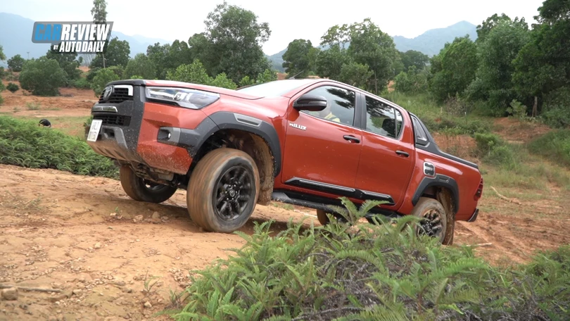 Toyota Hilux 2020: Cá tính hơn, tiện nghi hơn, thách thức Ford Ranger