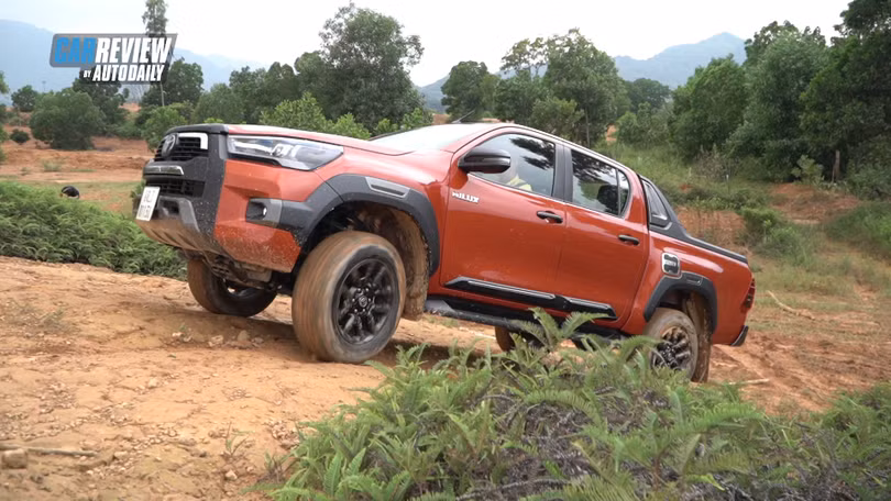 Toyota Hilux 2020: Cá tính hơn, tiện nghi hơn, thách thức Ford Ranger
