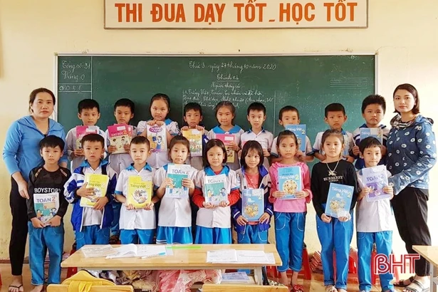 Học sinh vùng ngập nặng ở Hà Tĩnh nhận sách vở mới ngay khi đi học trở lại