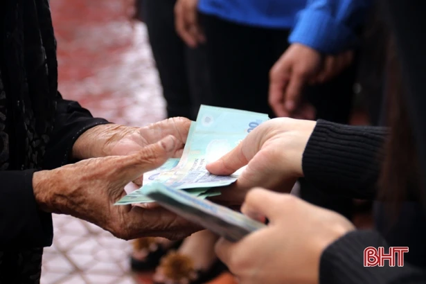 Hơn 17,6 tỷ đồng được ca sỹ Thủy Tiên trao cho người dân Hà Tĩnh