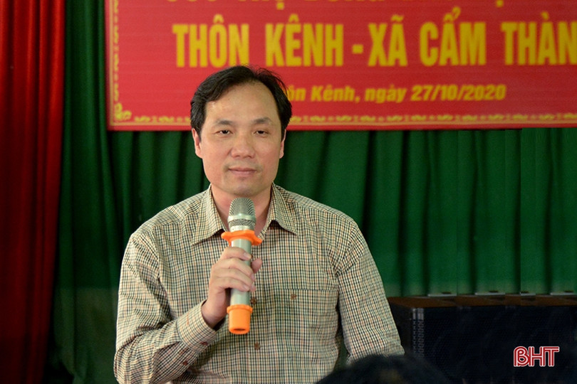 Vợ chồng ca sỹ Thủy Tiên trao quà cho người dân vùng lũ Hà Tĩnh