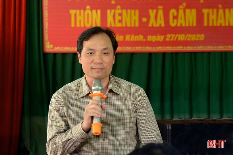 Vợ chồng ca sỹ Thủy Tiên trao quà cho người dân vùng lũ Hà Tĩnh