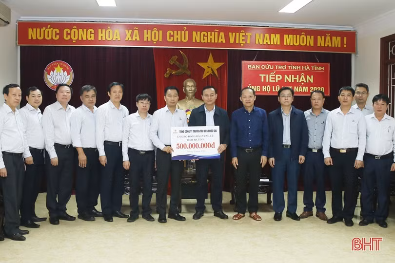 Ban Tổ chức Giải xe đạp VTV Cup, các doanh nghiệp trao hỗ trợ đồng bào vùng lũ Hà Tĩnh
