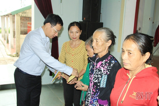 240 triệu đồng hỗ trợ các gia đình Nghi Xuân có hoàn cảnh khó khăn 