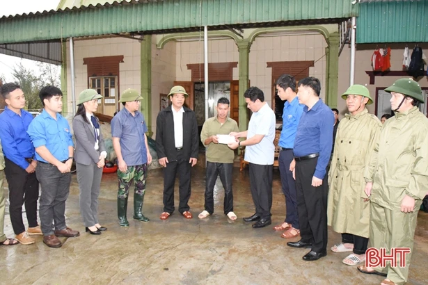 Đảng ủy Khối CCQ&DN tỉnh Bắc Ninh trao quà người dân bị thiên tai ở Hà Tĩnh