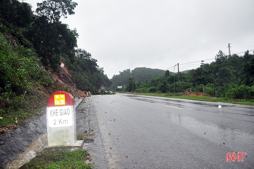 Toàn cảnh sạt lở đất khiến Quốc lộ 15A đoạn qua Hương Khê tê liệt
