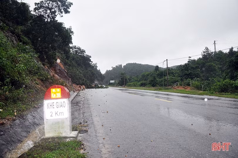 Toàn cảnh sạt lở đất khiến Quốc lộ 15A đoạn qua Hương Khê tê liệt