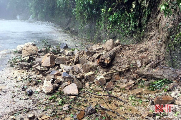 Mưa lớn gây sạt lở 18 điểm trên Quốc lộ 8A ở Hà Tĩnh