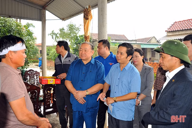 Chủ tịch Hội Nông dân Việt Nam thăm hỏi, trao quà cho người dân vùng lũ Cẩm Xuyên