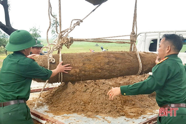 Khai quật, di dời thành công quả bom nặng khoảng 450 kg tại Lộc Hà