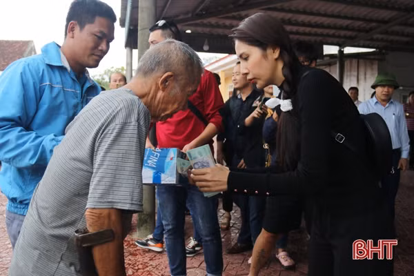 Hơn 17,6 tỷ đồng được ca sỹ Thủy Tiên trao cho người dân Hà Tĩnh