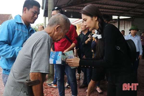 Hơn 17,6 tỷ đồng được ca sỹ Thủy Tiên trao cho người dân Hà Tĩnh