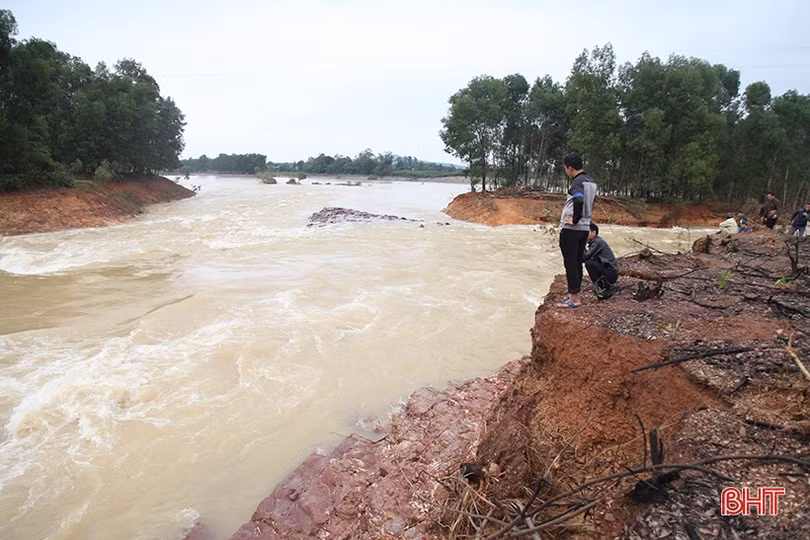 Liều mình bắt cá giữa dòng nước cuồn cuộn khi hồ Kẻ Gỗ xả lũ